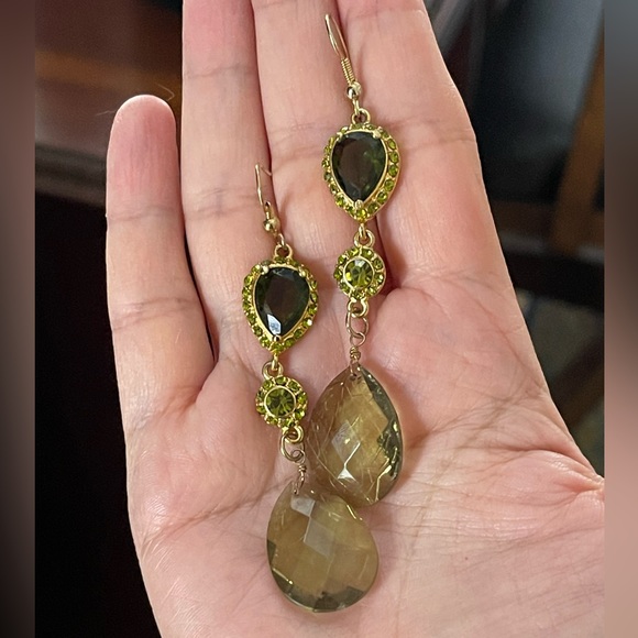 Faux peridot gold tone drop earrings - Picture 3 of 6